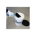 Hengeres bedolgozás a nyitott Knauf Roll & Spray Max vödörből.