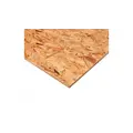 Csiszolatlan felületű, 10 mm vastag OSB-3 tábla sarka fehér háttér előtt.