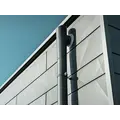 Homlokzati faláttörésre csatlakozó antracit PREFA lefolyócső.