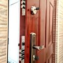 Ajtó kiegészítők kilincsek, zárak, pántok és ajtószigetelők fal- és beltéri ajtókhoz tartós és esztétikus megoldásként.