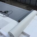 PVC vízszigetelő fólia és lemezek tetőkhöz, lábazatokhoz és medencékhez, tartós és rugalmas vízvédelmet biztosítva.