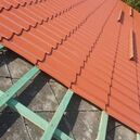 Tetőfedéshez és falprofilokhoz használt acél és alumínium profillemezek, precíz szerkezet és tartós kivitel.