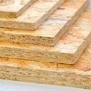 OSB lapok különböző vastagságban és méretben építőanyagként falakhoz, padlókhoz és tetőszerkezetekhez tartós, strapabíró és könnyen feldolgozható kivitelben.