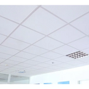 Álmennyezeti rendszer modern belső térben, moduláris panelekből és tartószerkezetből precízen kialakítva.