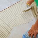 Hideg- és melegburkolat lerakása nappaliban – padló és fal burkolás, csempe és járólap