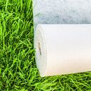 Geotextília tekercs kertépítéshez, vízelvezetéshez és talajstabilizáláshoz, nagy szakítószilárdsággal.