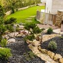 Kertépítés – modern kert gyepszőnyeggel, térkő burkolattal és dísznövényekkel, udvar kialakítás