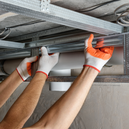 Gipszkarton profilok különböző típusokban, precíz acélprofilok fal- és álmennyezet szerkezetekhez.