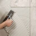 Burkolat kiegészítők és segédanyagok: fugák, profilok, dilatációs elemek, ragasztók és fugázók falakhoz és padlókhoz.