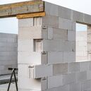 Építkezés – tégla falazás pórusbeton téglából, gyári habarcs alkalmazásával