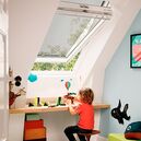 Tetőtéri ablakok és kiegészítők rolókkal, szellőzőkkel és tetőkeretekkel természetes fény biztosításához és tartós, időjárásálló beépítéshez.