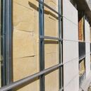 Szerelt homlokzati rendszer alumínium, fa és kompozit panelekkel épület külső felületére, tartós és esztétikus burkolat.