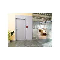 Porszórt fehér beltéri fém ajtó beépítve modern, üvegfalas irodai folyosón.