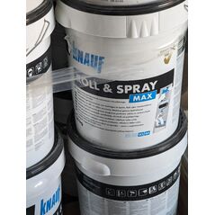 Egymásra helyezett Knauf Roll & Spray Max vödrök a raktárban.