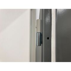 Kétrészes fém ajtópánt és tokcsatlakozás közeli nézete.