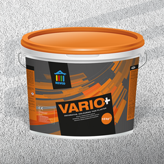 REVCO Vario+ vékonyvakolat vödör vakolt háttérrel.