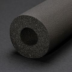 K-Flex ST kaucsuk csőszigetelés anyagszerkezete és keresztmetszete sötét háttér előtt.