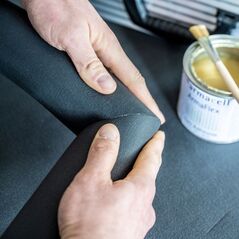 Armaflex csőhéj szigetelés ragasztott illesztésének összenyomása.
