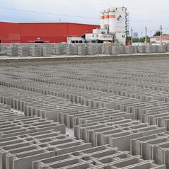 SW Umwelttechnik betongyár szabadtéri zsalukő tárolótelepe.