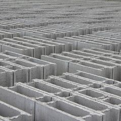 Sorokba rendezett SW Umwelttechnik beton zsaluzóelemek.