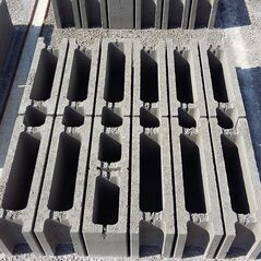 SW Umwelttechnik 20 cm-es beton zsaluzóelemek raklapos elrendezésben.
