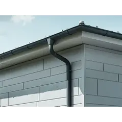 Ereszcsatornához csatlakozó antracit lefolyócső alumínium homlokzaton.