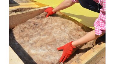 Szigetelőanyag elhelyezése padlásfödém gerendái között