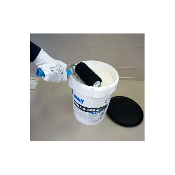 Hengeres bedolgozás a nyitott Knauf Roll & Spray Max vödörből.