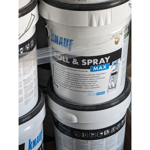 Egymásra helyezett Knauf Roll & Spray Max vödrök a raktárban.
