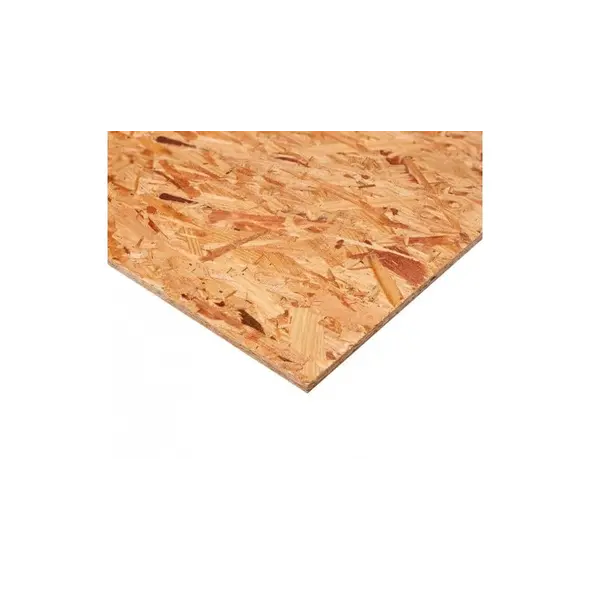 Csiszolatlan felületű, 10 mm vastag OSB-3 tábla sarka fehér háttér előtt.