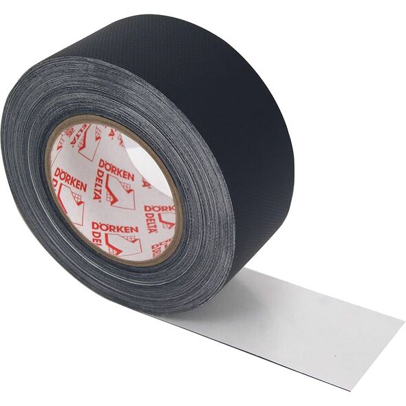 Dörken DELTA-TAPE FAS fekete homlokzati ragasztószalag lehúzott védőfóliával.