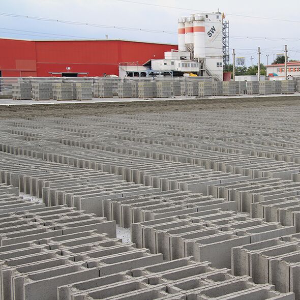 SW Umwelttechnik betongyár szabadtéri zsalukő tárolótelepe.