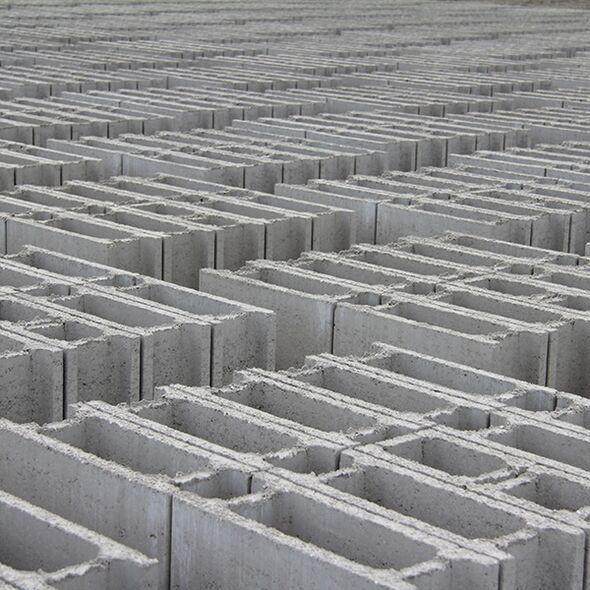 Sorokba rendezett SW Umwelttechnik beton zsaluzóelemek.